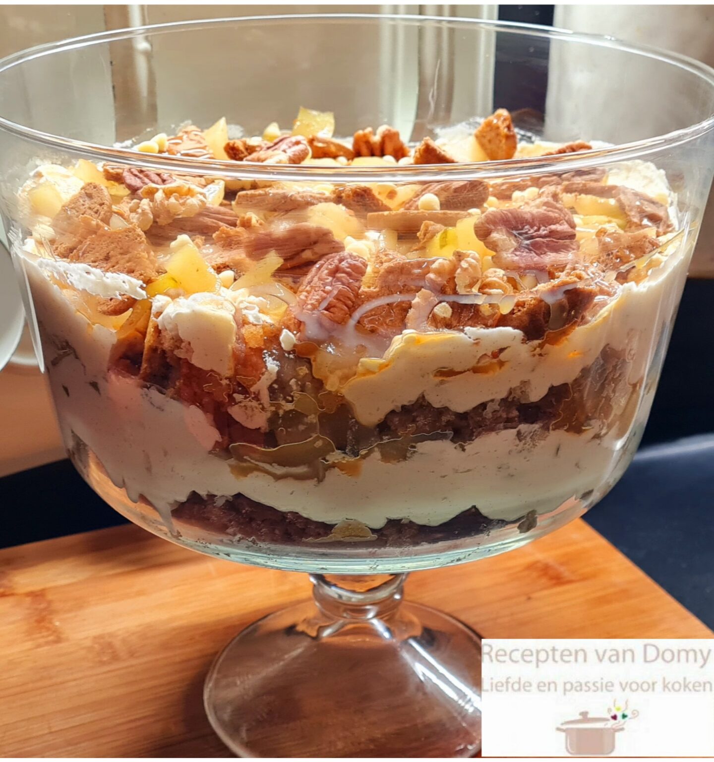 Herfst trifle met speculaas slagroom, kruiden cake en gecameliseerde